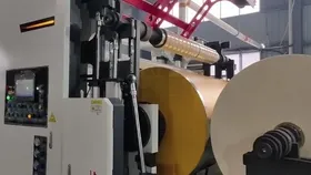 Vidéo chez un client : enduction et complexage de papier doré
